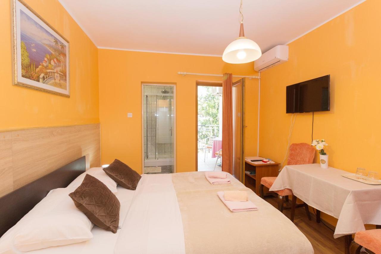 Rooms And Apartments Palma B&B Medulin Exterior foto